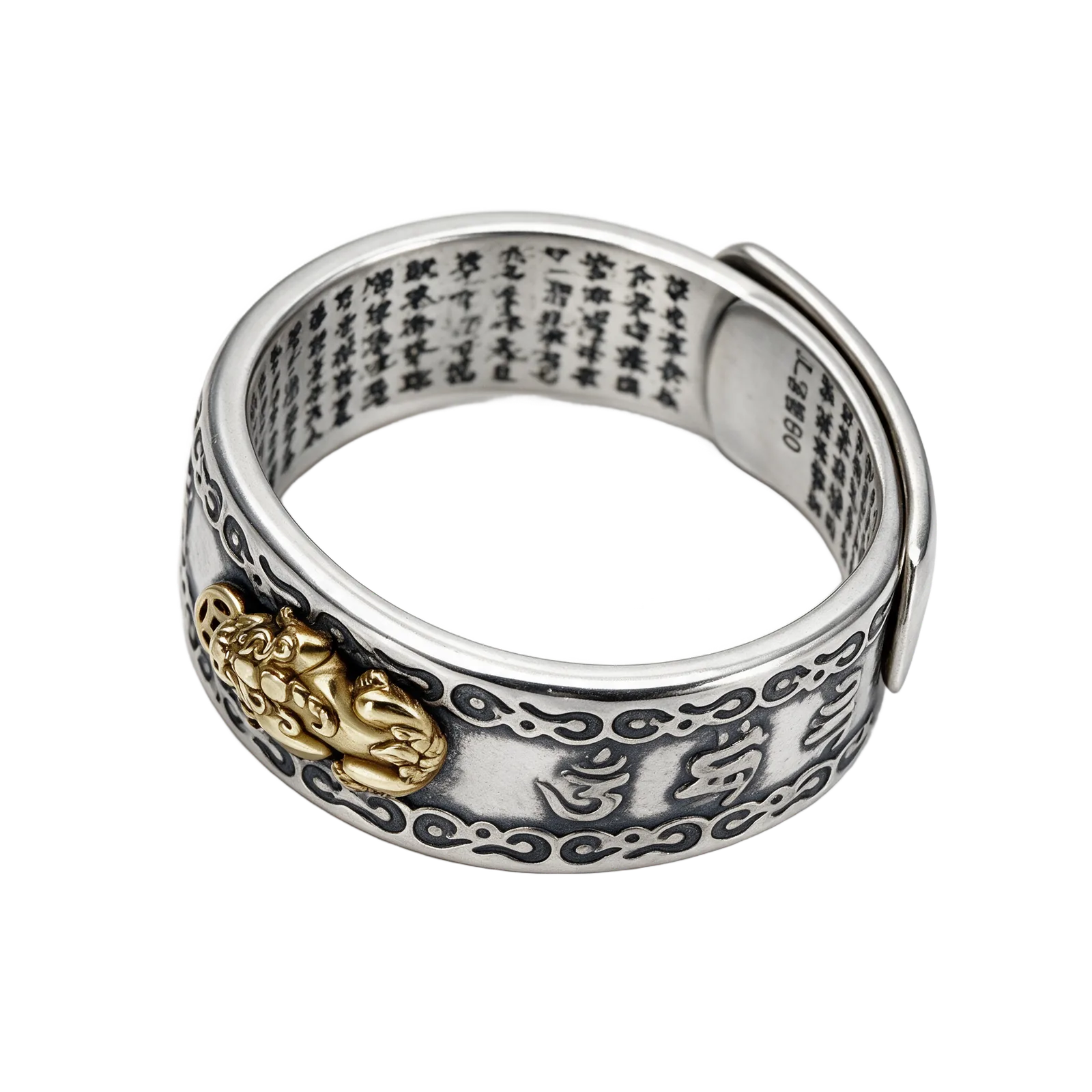 El anillo acostado, con el mantra grabado por dentro y la abertura de atrás