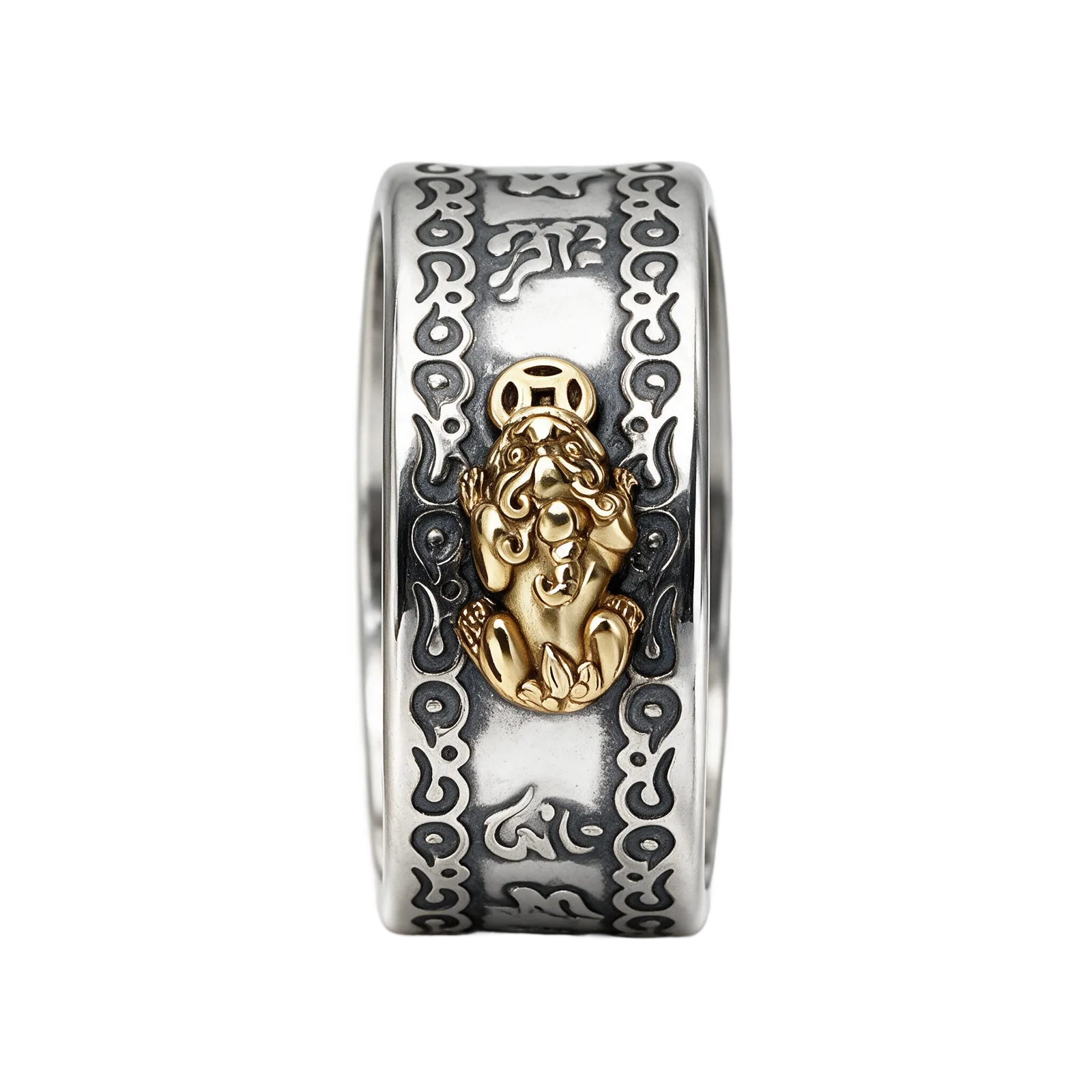 El anillo de frente, con el Pixiu dorado en el centro
