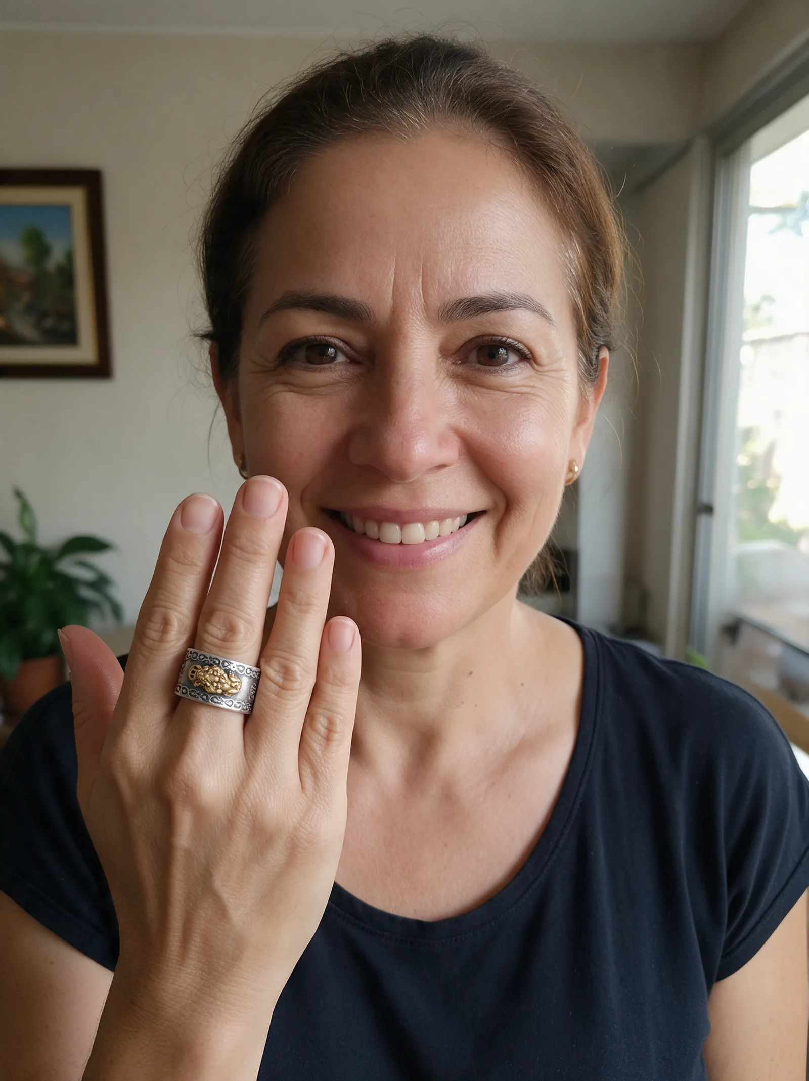 Foto de Gloria Amparo, 53 años con su Anillo Pixiu